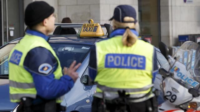 Deux gendarmes de la police genevoise devant la gare Cornavin. [Keystone - Salvatore Di Nolfi]