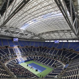 Le court principal de l'US Open est désormais équipé d'un toit rétractable. [Keystone - Richard Drew]