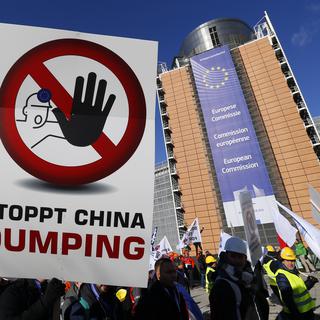 Manifestation lundi à Bruxelles pour dénoncer les produits industriels chinois. [Reuters - Yves Herman]