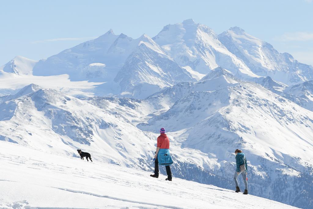 Des promeneurs profitent du soleil à Loèche-les-Bains (VS). [Keystone - Anthony Anex]