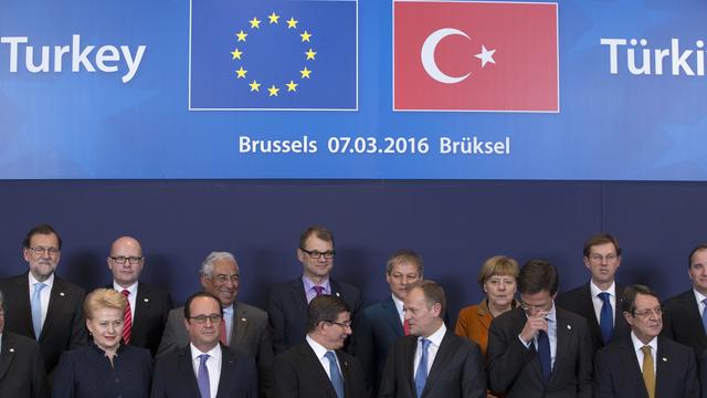 Le Premier ministre turc entouré des leaders européens ce lundi à Bruxelles. [Yves Herman]