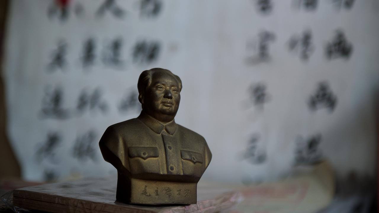 Cinquante ans après, le culte de Mao continue en Chine où il reste possible d'acheter des statuettes à son effigie comme ici, sur un marché de Pékin. [AFP - Nicolas Asfouri]