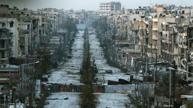 Une rue d'Alep bloquée par des sacs de sable utilisés comme barrières. [Hosam Katan]