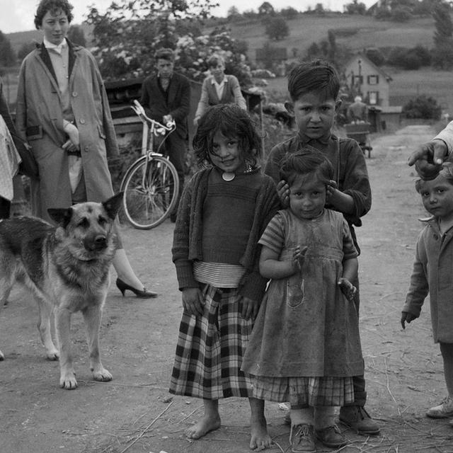 Communauté rom dans la banlieue zurichoise en 1958. [Keystone]