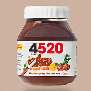 Les 4520 calories de Nutella dans le projet "Calorie Brands" par Alessia Mordini et Rodrigo Dominguez. [instagram.com/caloriebrands]
