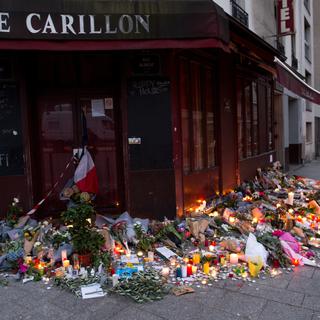 La terrasse du café Le Carillon deux jours après les attentats du 13 novembre à Paris. [afp - Marius Becker / DPA]