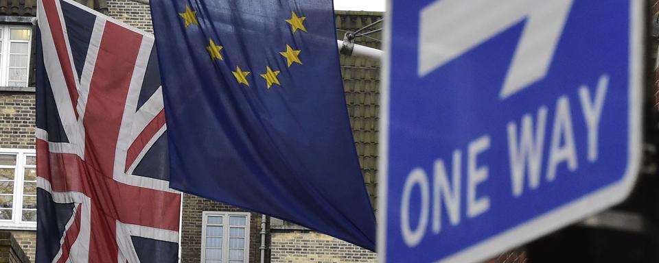 Les drapeaux du Royaume-Uni et de l'Union européenne au centre de Londres. [Reuters - Toby Melville]