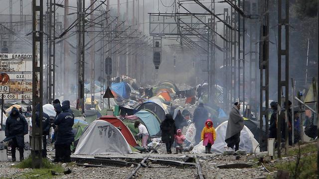 Le campement de réfugiés en bordure de la gare d'Idomeni à la frontière greco-macédonienne. [AP Photo/Boris Grdanoski]