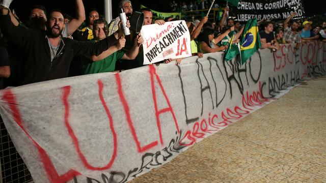 Des manifestants à Brasilia brandissent une banderole sur laquelle il est écrit "Lula voleur". [AP Photo/Eraldo Peres]