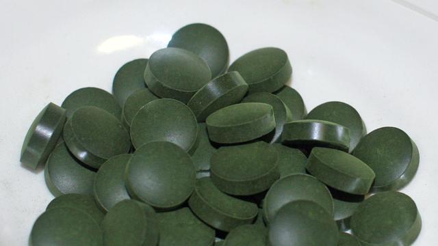 Des comprimés de spiruline produits à base d'une micro-algue bourrée de protéines végétales. [Domaine public]