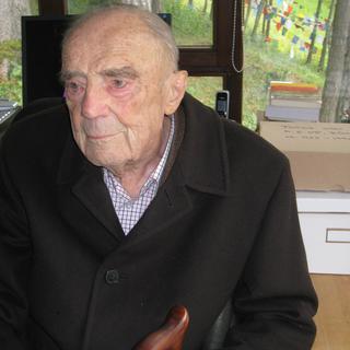 Jacques Kuhn, 97 ans, ancien patron de l’entreprise de casseroles Kuhn-Rikon et co-fondateur d'un monastère tibétain près de Winterthur. [RTS - Gabrielle Desarzens]