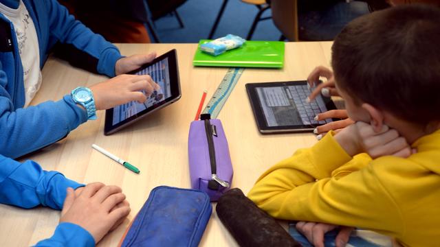 Deux tiers des 3000 enseignants genevois interrogés sont favorables à l'installation de tablette numérique sur les bancs de l'école. [AFP - Damien Meyer]