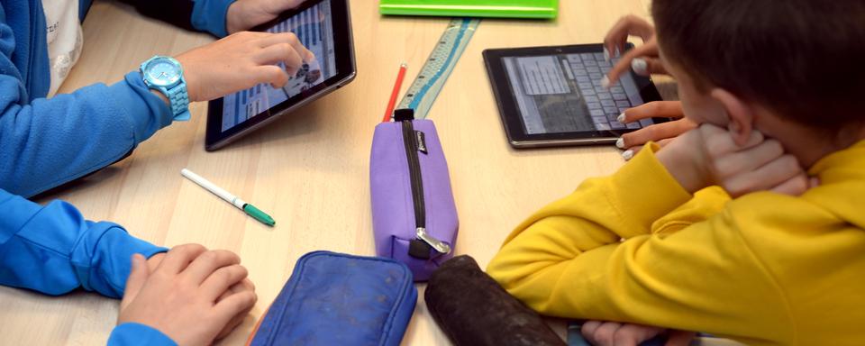 Deux tiers des 3000 enseignants genevois interrogés sont favorables à l'installation de tablette numérique sur les bancs de l'école. [AFP - Damien Meyer]