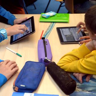 Deux tiers des 3000 enseignants genevois interrogés sont favorables à l'installation de tablette numérique sur les bancs de l'école. [AFP - Damien Meyer]