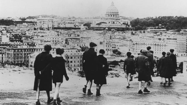 Une scène de "Rome ville ouverte" de Roberto Rossellini (1945). [Excelsa/Mayer-Burstyn / The Kobal Collection]