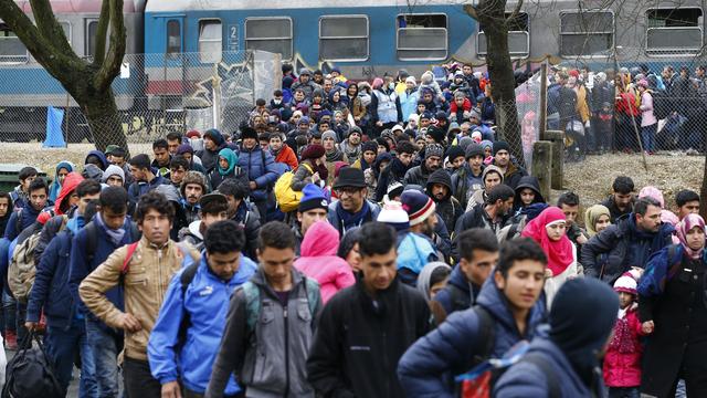 Des migrants arrivent dans le village de Sentilj, en Slovénie. [Leonhard Foeger]