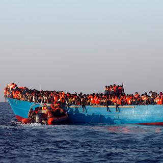 Un bateau de migrants, pour la plupart érythréens, intercepté le 29 août 2016 à proximité des côtés libyennes. [Reuters - Giorgos Moutafi]