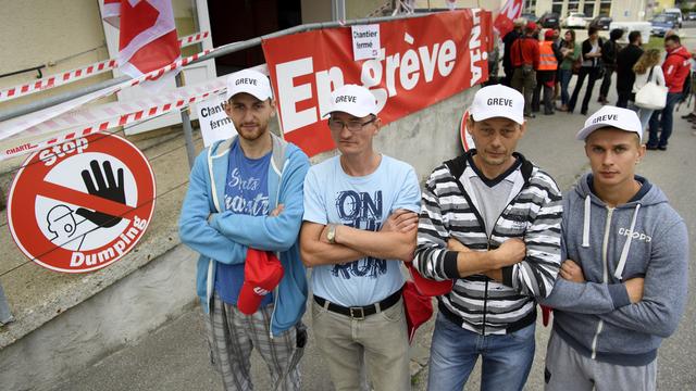 Quatre des ouvriers polonais en grève à Sainte-Croix. [Laurent Gillieron]