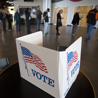 Les électeurs ont commencé à voter ce mardi matin (ici à Edmond, Oklahoma). [EPA/Keystone - J Pat Carter]