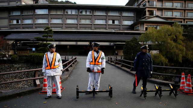 Des agents de sécurité devant le bâtiment où le président russe Vladimir Poutine doit rencontrer jeudi son homologue japonais Shinzo Abe. [reuters - Toru Hanai]