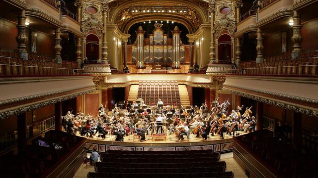 Vue general de la scene du Victoria Hall ou l'Orchestre de la Suisse Romande (OSR) fait sa premiere repetition sur la nouvelle scene, ce lundi 8 janvier 2007 a Geneve. Bijou des salles de concerts genevoises, le Victoria Hall rouvre ses portes mardi, apres huit mois de travaux. La scene, entierement repensee, a ete aplanie et peut accueillir un orchestre symphonique standard, soit environ 125 musiciens. Des ponts mobiles permettent une grande flexibilité avec plusieurs dispositions possibles en fonction des formations. Les musiciens ne seront pas les seuls a profiter de la renovation du Victoria Hall. Les spectateurs n'ont pas ete oublies. Les sieges, notamment ceux des galeries, ont ete rehausses et avances. ()

Photo rachetée le 9.10.2018 pour illustrer le "Concert du mercredi" sur Espace 2.
Photo rachetée le 04.12.2018 pour MPM RTSCulture (banner) [Keystone - Salvatore Di Nolfi]