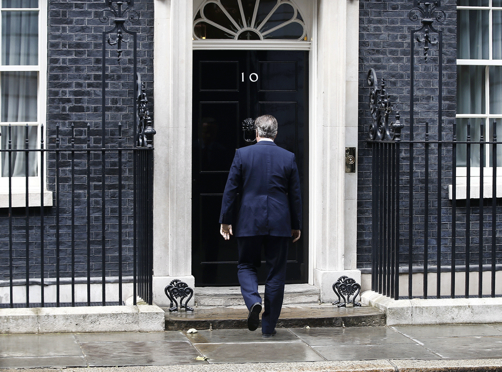 David Cameron chantonne en retournant à 10 Downing Street après l'annonce de sa démission. [Reuters - Peter Nicholls]