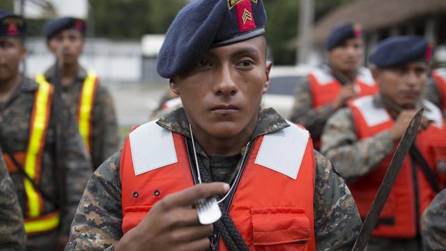 L'armée, ici au Guatemala, se prépare à intervenir avant l'arrivée de l'ouragan Earl. [Keystone - AP Photo/Luis Soto]