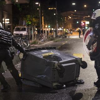 Policiers zurichois passant sur l'Allée de l'Europe après des hooligans en colère suite à la relégation du FCZ en Challenge League mercredi soir. [Keystone - Ennio Leanza]