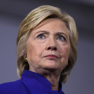 Le look un peu austère d'Hillary Clinton est très critiqué. [key - AP Photo/Matt Rourke]