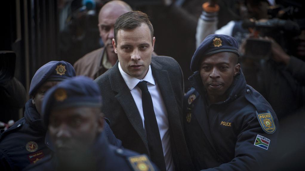 Oskar Pistorius lors de son arrivée au tribunal avant l'annonce de la durée de sa condamnation, en juillet 2016. [Keystone/AP Photo - Shiraaz Mohamed]