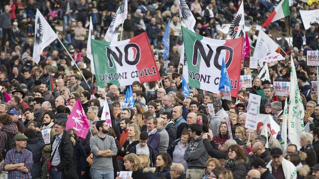 Les opposants aux unions civiles de couples de même sexe en Italie manifestent ce samedi 30 janvier 2016 au Cirque Maxime à Rome. [AP/ANDREW MEDICHINI]