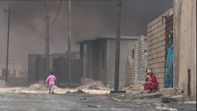 Les djihadistes ont mis le feu aux 13 puits de pétrole environnants Qayyarah, faisant plonger la ville dans l'obscurité. [Eurovision - France 2]