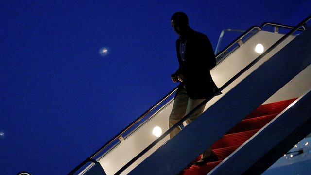 Barack Onama à son arrivée dans la nuit à Dallas. [Reuters - Jonathan Ernst]