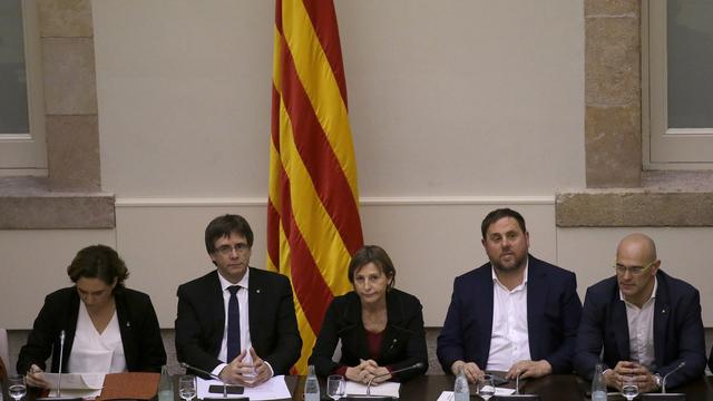 Carles Puigdemont (deuxième depuis la gauche) avec les principaux leaders catalans. [Keystone - AP Photo/Manu Fernandez]