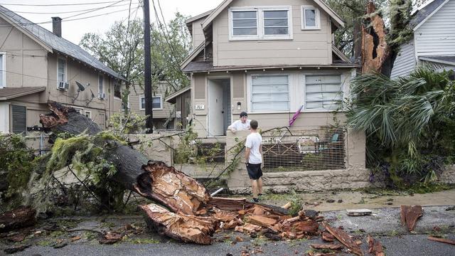 En Floride, l'ouragan a provoqué de nombreuses chutes d'arbres. [Keystone - EPA/WILLIE J. ALLEN JR]