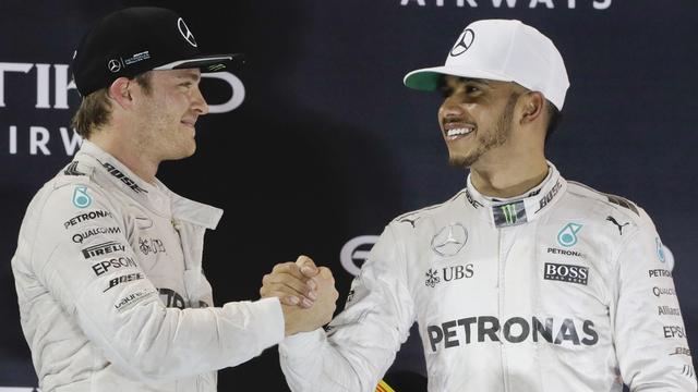 Poignée de main pleine de respect entre Nico Rosberg et Lewis Hamilton. [Luca Bruno]