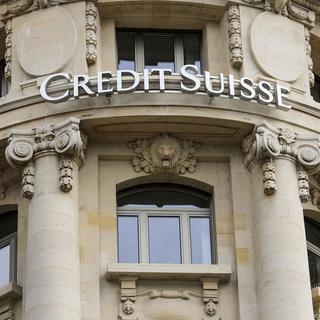 Enseigne de Credit Suisse sur la façade d'une agence lausannoise. [Keystone - Jean-Christophe Bott]
