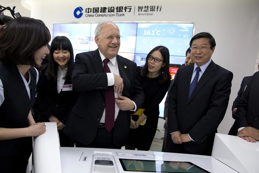 Johann Schneider-Ammann a visité la "China Construction Bank", seule banque chinoise à opérer directement sur le sol suisse. [KEYSTONE - AP Photo/Ng Han Guan]