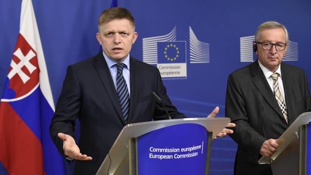Le Premier ministre slovaque Robert Fico aux côtés de Jean-Claude Juncker. [AFP - John Thys]