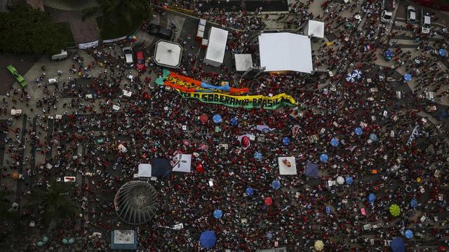 Des milliers de Brésiliens se mobilisent contre la destitution de Rousseff. [Keystone - EPA/Antonio Lacerda]