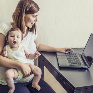bébé, maman, ordinateur internet [kuzmichstudio]