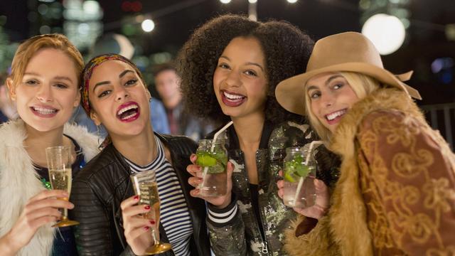 Au début du 20e siècle, les hommes étaient deux fois plus susceptibles de boire de l'alcool que les femmes. [AFP - Caia Image/Science Photo Library]