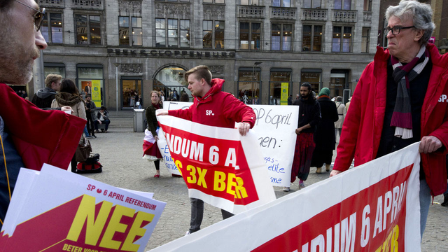 Un "non" au référendum non-contraignant fragiliserait largement le gouvernement néerlandais. [AP/Keystone - Peter Dejong]