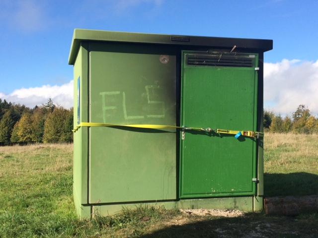 Le feu a été bouté à la station électrique du parc éolien de St-Brais, dont la porte a été fracturée.  Les dégâts sont limités, mais l'installation est hors d'usage. [RTS - Fabienne Pambianco]