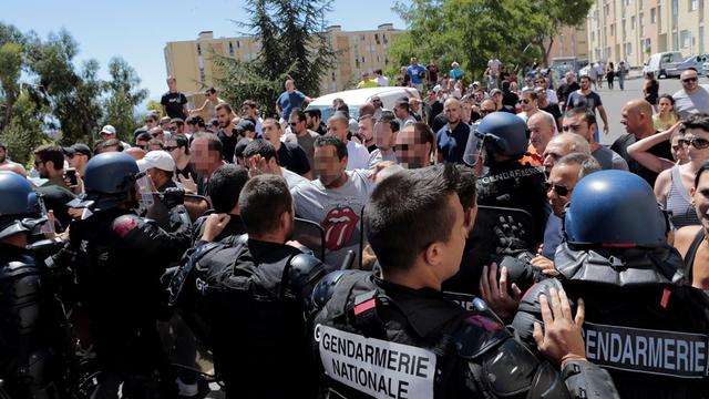 Plusieurs centaines de Corses sont descendus dans la rue au lendemain de l'incident. [AFP - Pascal Pochard-Casabianca]