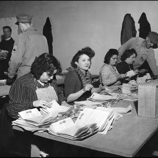 Des femmes travaillant dans un centre de tri du courrier en 1945 à Paris. [AFP - Usis-Dite - Leemage]