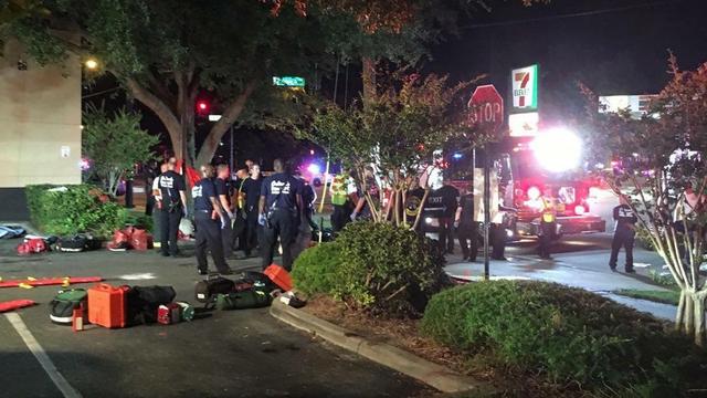 Les forces de l'ordre devant le club Pulse à Orlando. [EPA/Univision Florida Central]