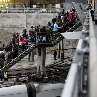 Une arrivée d'un groupe de réfugiés à la gare de Malmö en Suède.