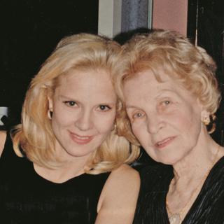 Sylvie Vartan (à gauche) avec sa mère, Ilona. [DR]