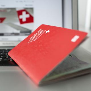 Plus de 2000 demandes de naturalisation sont déposées à Genève chaque année. [keystone - Christian Beutler]